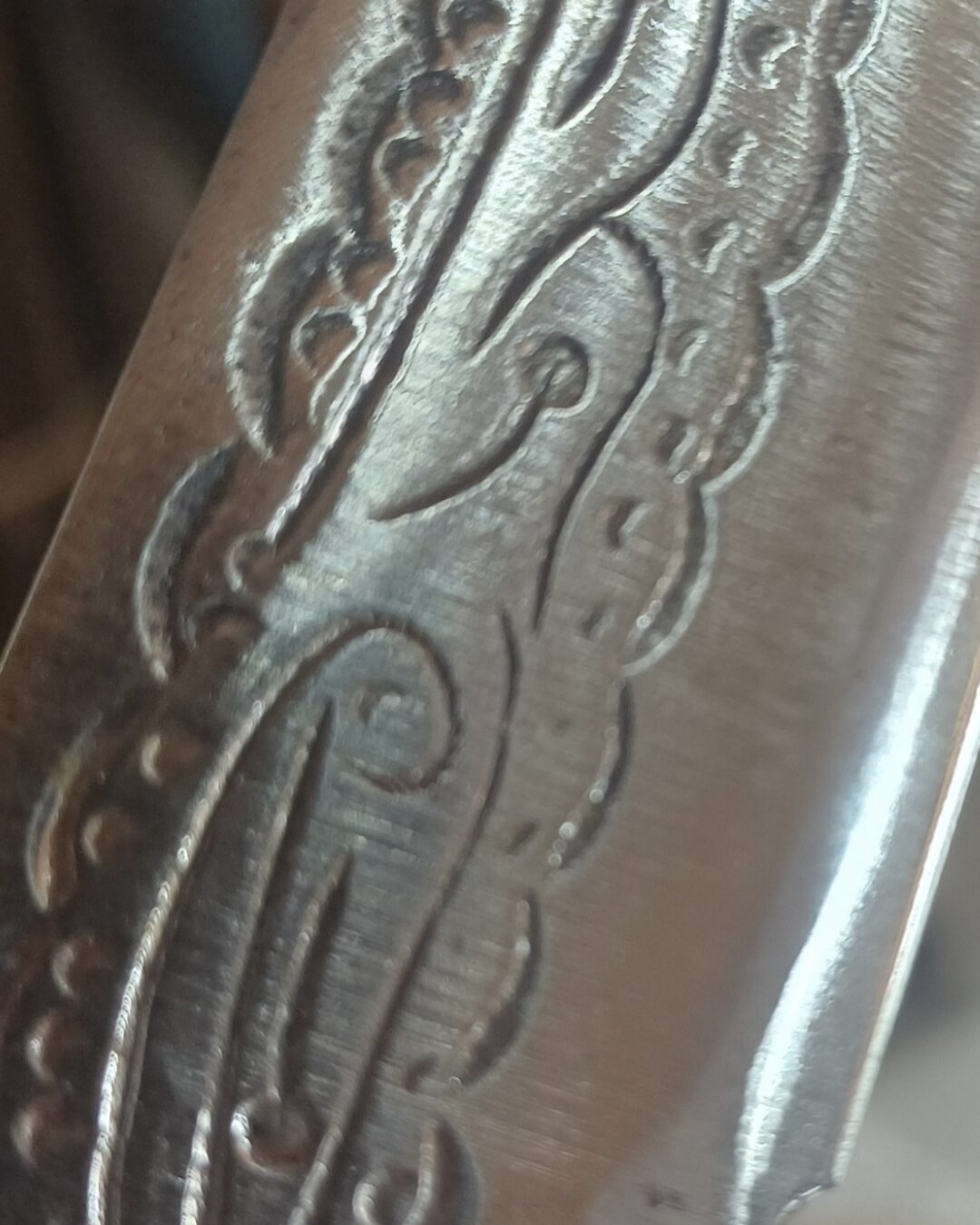 Hoja de cuchillo forjada con grabado a mano