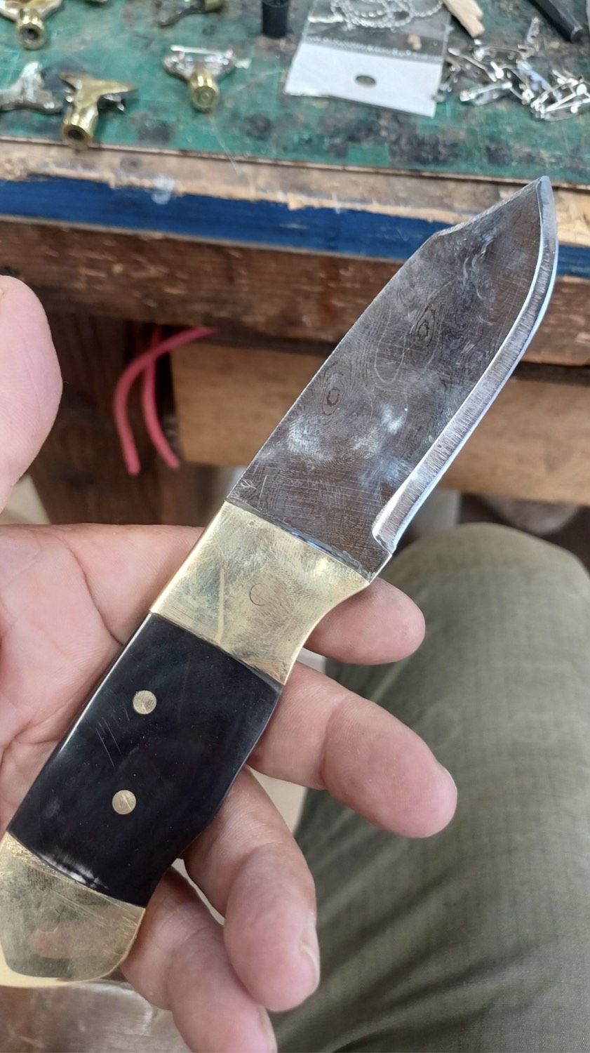Cuchillo forjado con guarda de latón y mango de asta