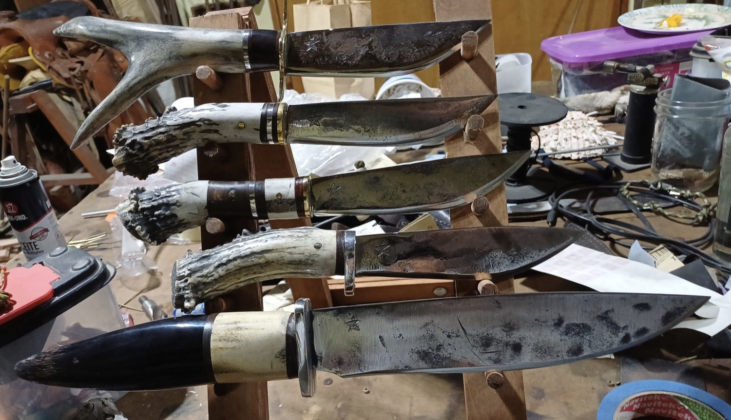 Cuchillos con mangos de asta y hueso en exhibición