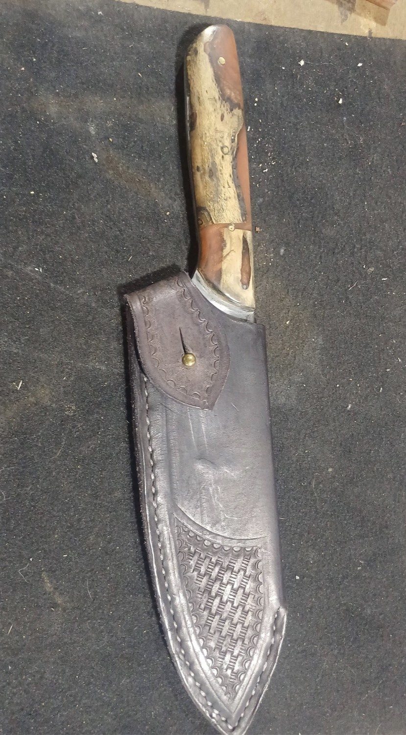 Cuchillo con mango de hueso y funda de cuero labrado