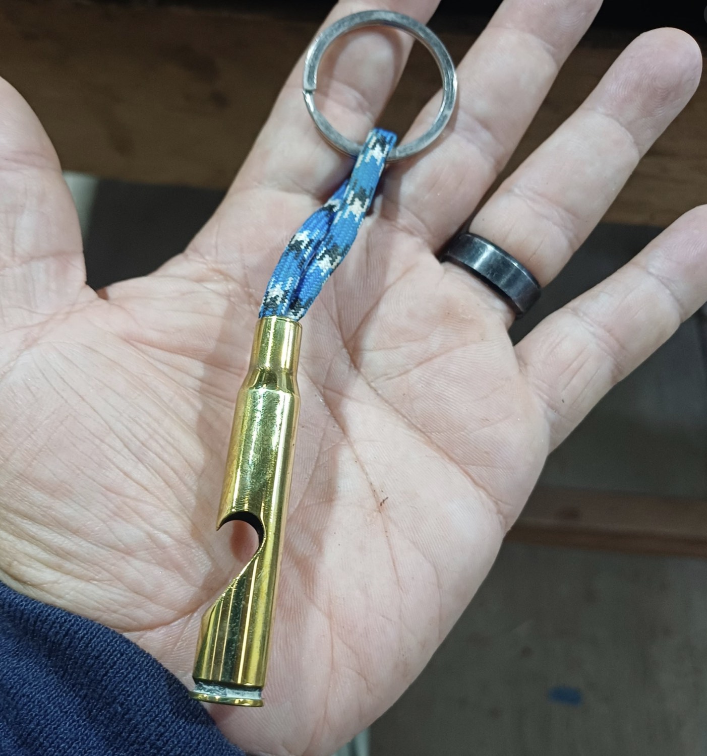 Silbato hecho de casquillo de latón en llavero