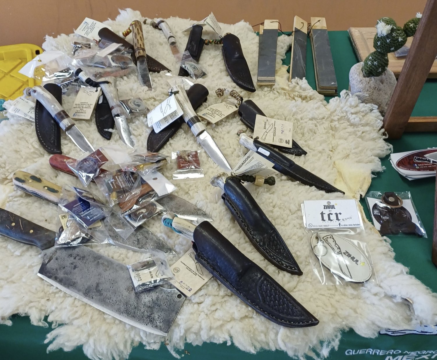 Cuchillos, fundas y joyería Zihul en el puesto de Guerrero Negro